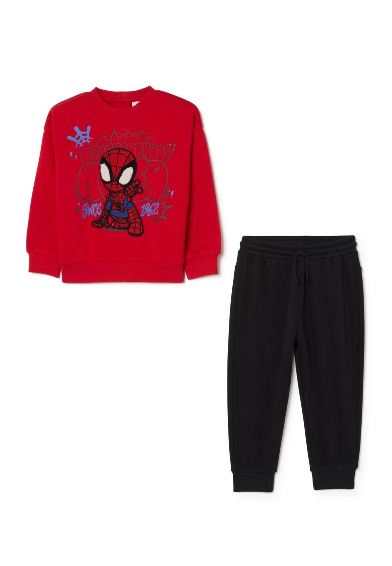 Rode sweatshirt met een Spider-Man graphic en blauwe accenten; gecombineerd met zwarte sweatpants met een elastische tailleband en cuffed enkels.