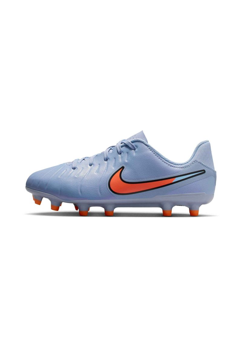 Nike-Fußballschuh, hellblaues synthetisches Material, sechs orangefarbene Stollen, strukturierter Schaft mit großem schwarzem und orangefarbenem Swoosh-Logo.
