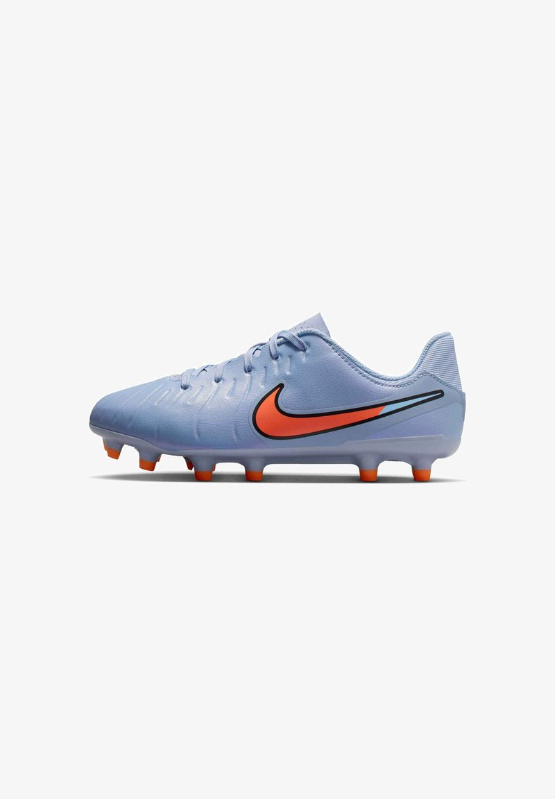 Nike-Fußballschuh, hellblaues synthetisches Material, sechs orangefarbene Stollen, strukturierter Schaft mit großem schwarzem und orangefarbenem Swoosh-Logo.