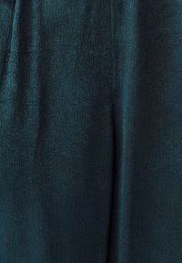 Ei valittu, midnight emerald