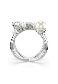 Silberner Ring mit einem zentralen Diamanten, flankiert von kleineren Diamanten und mehreren weißen Perlen. Das Design vereint Eleganz mit modernem Stil.