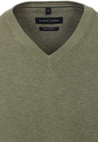 Oliwkowy pulower z dekoltem w serek wykonany z bawełny Pima. Posiada ribbowe wykończenie kołnierza oraz gładką fakturę, a wnętrze prezentuje kontrastowy wzór.