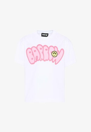 Maglietta bianca a maniche corte con grandi lettere rosa a bolle che formano la parola "BARROW" e una piccola faccina sorridente gialla con occhi neri e zanne sul petto.