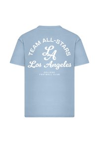 Šviesiai mėlyna medvilninė marškinė su balto teksto užtrauktuku: „TEAM ALL-STARS LA Los Angeles KOLEDŽO FUTBOLO KLUBAS“. Trumpomis rankovėmis ir laisvu pjūviu.