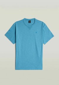 T-shirt blu a maniche corte realizzato in un tessuto leggero e morbido. Presenta un colletto girocollo ribbed e un logo discreto sul petto.