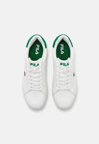 Sneakers in pelle bianca con accenti verdi sul collo e sulla soletta. Presentano lacci, dettagli del logo e una superficie liscia in tutto il modello.