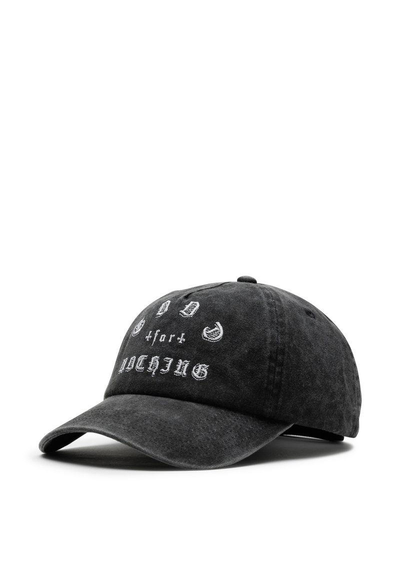 Cappellino da baseball in denim nero con testo ricamato bianco. Visiera curva con finitura testurizzata e cinturino regolabile sul retro.