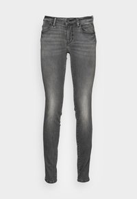 Jeans slim-fit de mezclilla gris, con una textura ligeramente deslavada, diseño clásico de cinco bolsillos y cierre de cremallera.