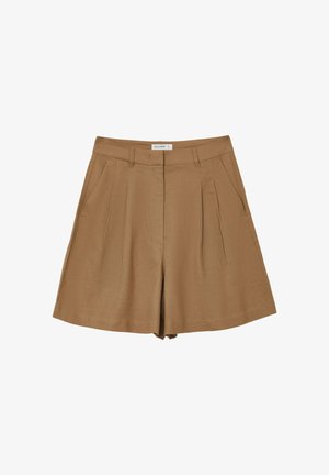 Pantaloni corti marroni su misura con pieghe, realizzati in tessuto leggero. Caratterizzati da tasche laterali e una linea dritta per un aspetto strutturato.