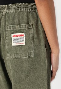 American Vintage UZATOWN - Calças de ganga de corte relaxado - olive