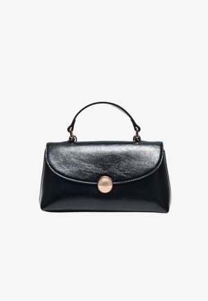 Sac à main en cuir noir avec un rabat incurvé et un fermoir rond doré, avec une poignée courte unique sur le dessus.