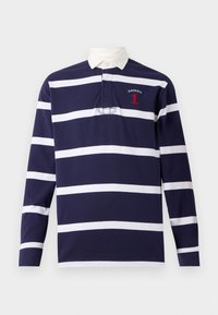 T-shirt de rugby à manches longues rayé bleu marine et blanc, avec un col blanc, un logo brodé et un détail de numéro en rouge.