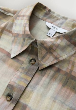 Blød pastel ternet skjortekrave og knapper med påsyet mærke hvor der står "NEXT" og "Made in Morocco."