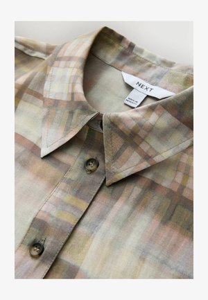 Blød pastel ternet skjortekrave og knapper med påsyet mærke hvor der står "NEXT" og "Made in Morocco."