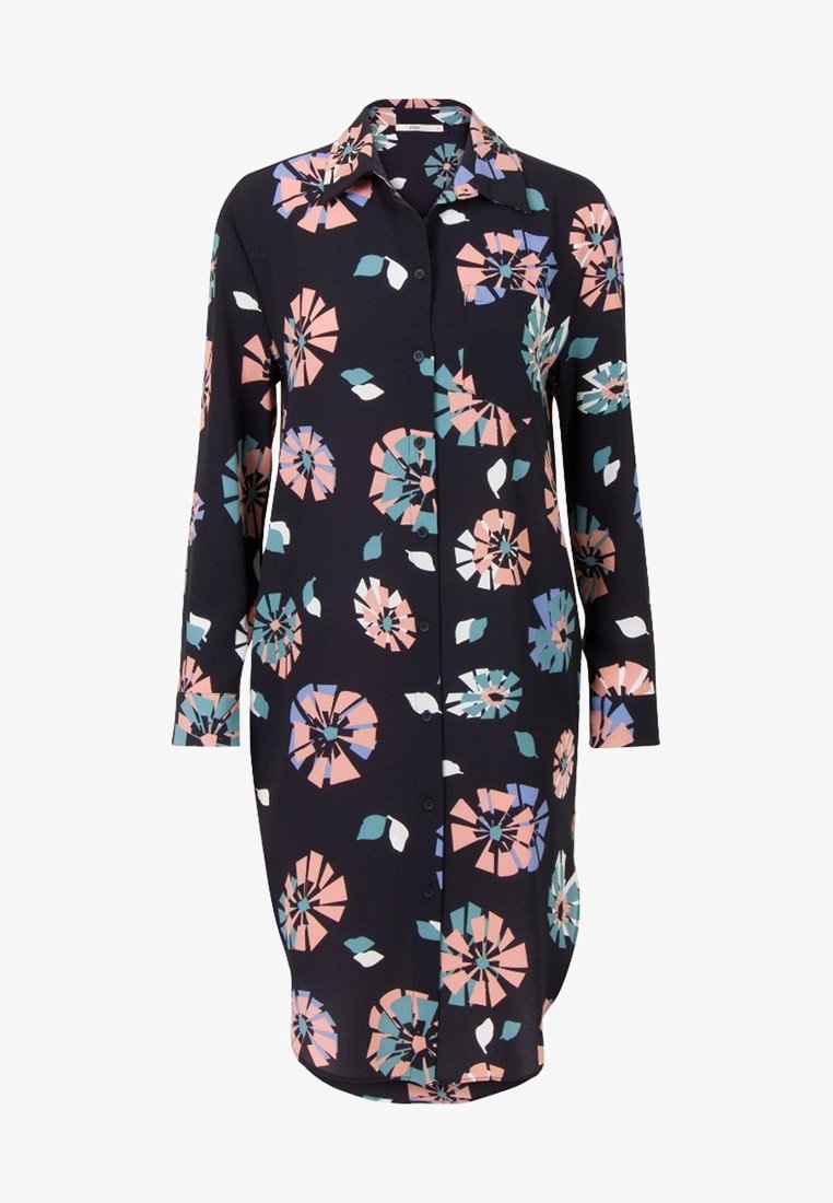 Robe chemise à motifs floraux en tissu foncé. Elle présente un col, une fermeture à boutons sur le devant, et de longues manches avec des accents roses, teal et bleus.