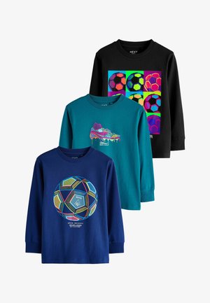 Három hosszúujjú póló: sötétkék focilabdás grafikával, türkiz színű cipőillusztrációval, és fekete színű, színes focimintákkal. Pamut anyag.