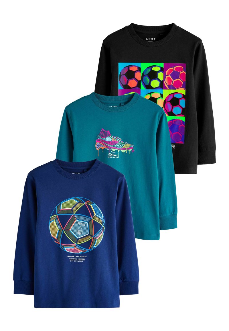 Drei Langarm-T-Shirts: schwarz mit bunten hexagonalen Bällen, teal mit einem Schuh-Graphic und navy mit einem Fußball-Design.