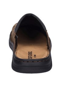 Chaussure à enfiler brune et noire avec un bout rond, supérieure en cuir, semelle intérieure en cuir naturel et détail de couture contrasté le long du bord.