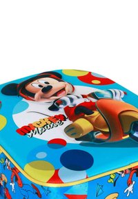 Sac bleu avec un dessin animé de Mickey Mouse sur le dessus, entouré de pois colorés, avec une fermeture éclair jaune et une texture lisse.