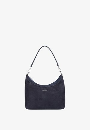 Dunkelblaues Wildleder-Handtäschchen mit gebogenem Deckel, einem einzelnen Schulterriemen und silbernen Hardware-Akzenten. Verfügt über ein eingraviertes Logo. Glatte Textur, rechteckige Form.