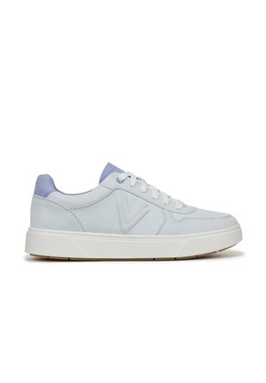 Lichtblauwe suède sneaker met witte rubberen zool, voorzien van een gestructureerd ontwerp, veters en een subtiel logo aan de zijkant.
