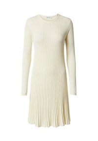 Geribbelde jurk met lange mouwen in crème, met een ronde halslijn, aansluitend lijfje en uitlopende rok, voorzien van een gladde textuur en minimale details.
