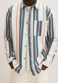 Koszula zapinana na guziki w poziome paski w kolorze niebieskim, różowym i białym. Wykonana z teksturowanej tkaniny, z jedną kieszonką na piersi i długimi rękawami.