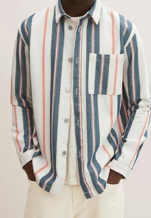 Hemd mit Knopfleiste, das horizontale Streifen in Blau, Pink und Weiß zeigt. Aus strukturiertem Stoff gefertigt, mit einer einzelnen Brusttasche und langen Ärmeln.