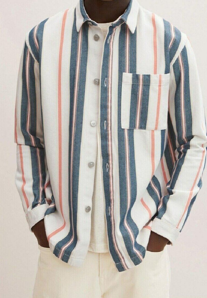 Koszula zapinana na guziki w poziome paski w kolorze niebieskim, różowym i białym. Wykonana z teksturowanej tkaniny, z jedną kieszonką na piersi i długimi rękawami.