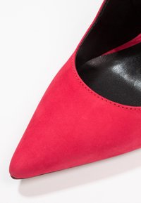 MAI PIÙ SENZA Lodičky na vysokém podpatku - red