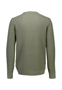 Pull en maille verte avec une texture côtelée, col rond, manches longues et ourlet ajusté. Le dos présente un motif de tricot en côtes vertical.
