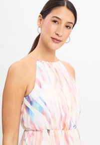 Blumiges Halterneck-Kleid mit pinken, blauen und orangefarbenen Aquarellstreifen, aus leichtem Stoff, mit geraffter Taille und glatter Textur.