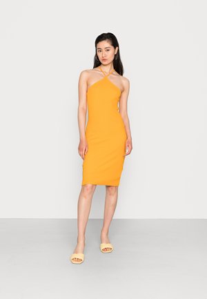 Vestido laranja ajustado ao corpo com decote halter, feito de material elástico. Comprimento abaixo do joelho com franzidos subtis nas laterais.