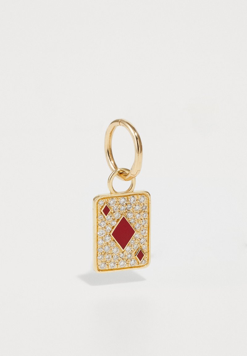 Zelta piekariņš, kas veidots kā spēļu kārts, ar sarkanām dimanta akcentiem un apjozts ar caurspīdīgiem rhinestones, ar zelta cilpu piekļaušanai.