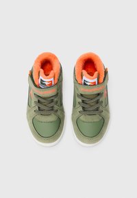 Grønne høy-top sneakers med oransje fleece-fôr, med teksturert design, polstret ankel og logo på tungen og siden.
