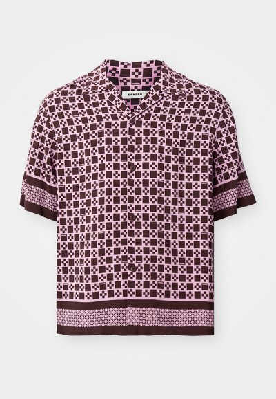 Chemise à manches courtes avec un motif géométrique marron et rose, conçue en tissu léger avec un col et une fermeture à boutons.