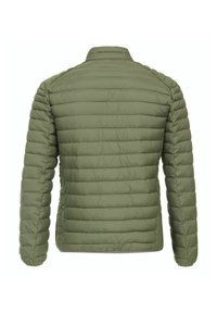 Grön puffjacka med quiltat mönster, utrustad med hög krage och långa ärmar. Slät yta med horisontella sömmar över hela.