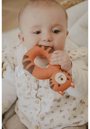 Oranje tandjes-speeltje in de vorm van een tijger met een ronde kern, heeft bruine strepen en een gezicht; gemaakt van zacht materiaal, geschikt voor baby's.