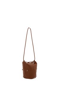 Brun læder bucket bag med en enkelt lang skulderrem, der har lynlåse og en glat tekstur. Rund bund og blød silhuet.