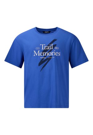 Blauw T-shirt met korte mouwen met de tekst "Trail Memories", een zwart penseelstreekontwerp en kleine logo's, waaronder "ROSSIGNOL DEPUIS 1907" op de voorkant.