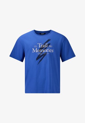 Blauw T-shirt met korte mouwen met de tekst "Trail Memories", een zwart penseelstreekontwerp en kleine logo's, waaronder "ROSSIGNOL DEPUIS 1907" op de voorkant.