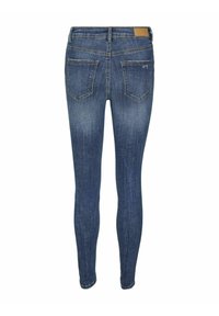 Lieknos mėlynos džinsinės kelnės su nublukusiu paviršiumi, turin�čios penkias kišenes, odinį pleistrą ant liemens ir glotnų džinsinio audinio tekstūrą.