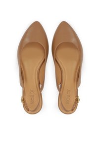 Beige Leder Slingback-Schuhe mit spitzer Zehenform, glatter Textur und einer goldenen Schnallenakzent an der Ferse. Flache Innensohlen und minimalistisches Design.