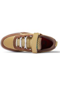 Hnedé a béžové tenisky so sieťovými panelmi, bielymi šnúrkami a suchým zipsom. Okrúhla špička a textúrovaná gumová podrážka.