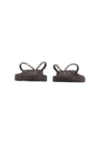 Paar schwarze gewebte Flip-Flops mit strukturierten Sohlen und dünnen Riemen, von vorne auf weißem Hintergrund gesehen.