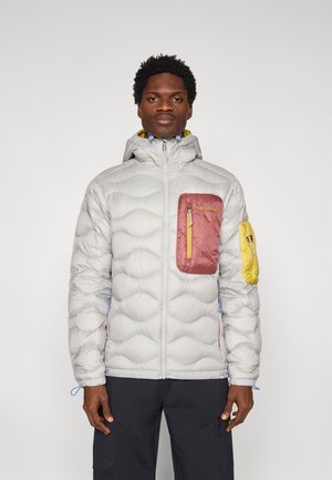 Jasnoszara pikowana kurtka z kapturem, z różowymi i żółtymi kieszeniami, niebieskimi akcentami i fakturowanym wykończeniem. Zapięcie na zamek błyskawiczny z przodu.