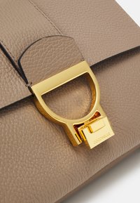Coccinelle ARLETTIS - Torba preko tijela - warm taupe