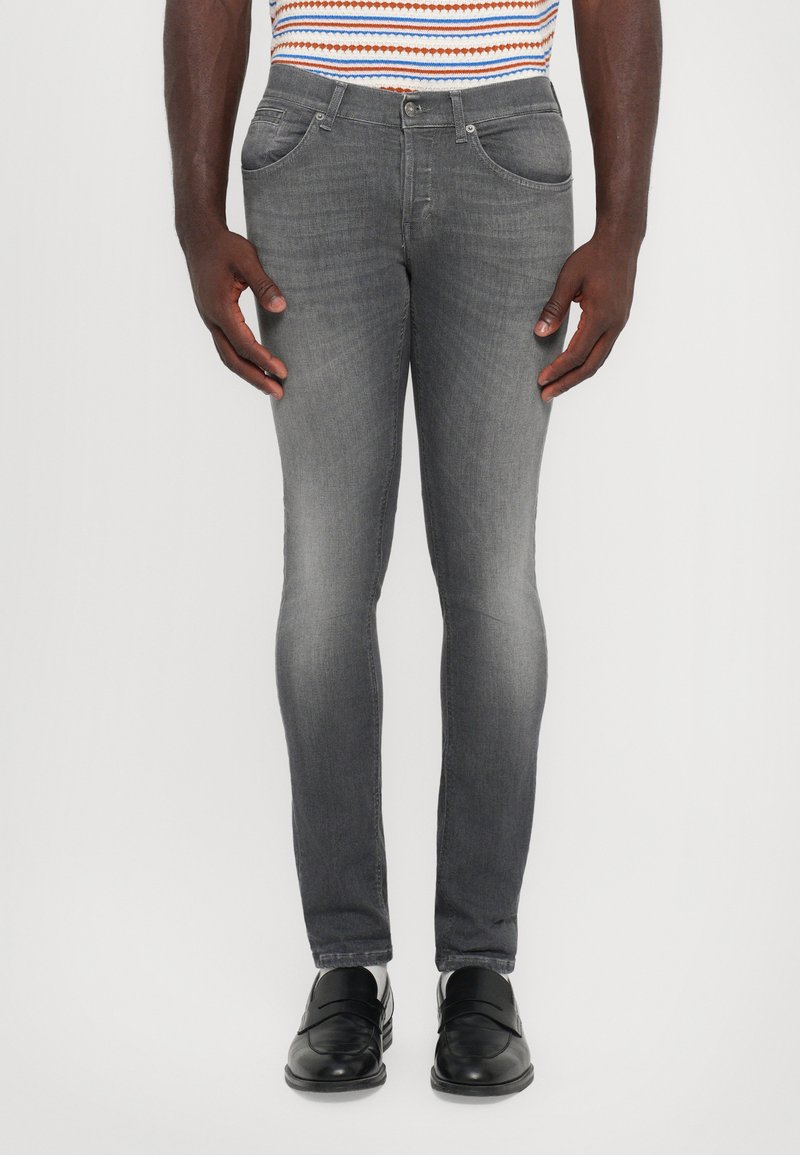 Γκρίζα τζιν παντελόνια slim-fit από τζιν, με πέντε τσ έπες, λεπτή φθορά και φθαρμένες λεπτομέρειες. Συνδυασμένα με μαύρες loafers.