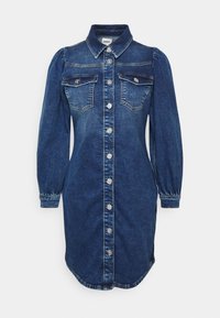 Tummansininen farkku-mekko, jossa on pitkät puffihihat, napitettava etuosa, kärkipäähine ja kaksi rintataskua, joissa on napit.