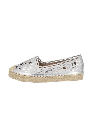 Zapato plano de esparto plateado para mujer con diseño floral troquelado y suela de yute tejido, vista lateral sobre fondo blanco.